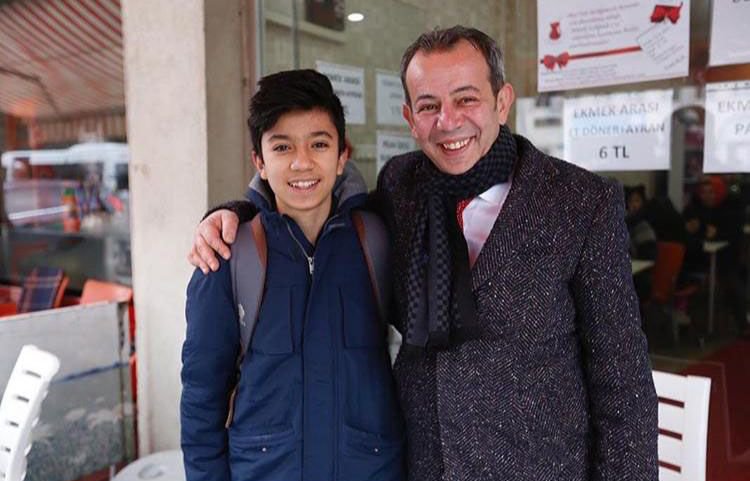 ÖZCAN'IN ÇOCUKLARLA HAMBURGER KEYFİ