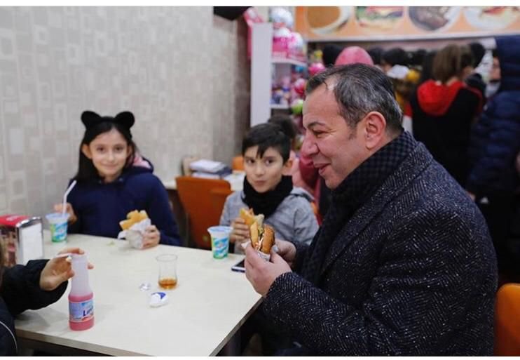 ÖZCAN'IN ÇOCUKLARLA HAMBURGER KEYFİ