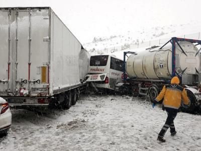 OTOBÜS İKİ TIRIN ARASINA SIKIŞTI