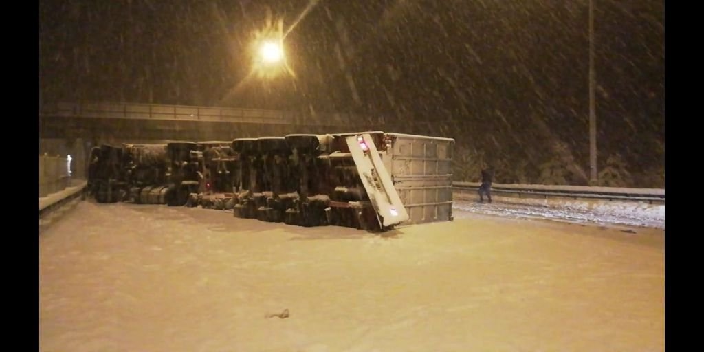 OTOBÜS İKİ TIRIN ARASINA SIKIŞTI