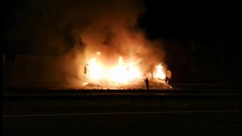 PEŞ PEŞE TIR YANGINLARI, ALEV ALEV YANDI...