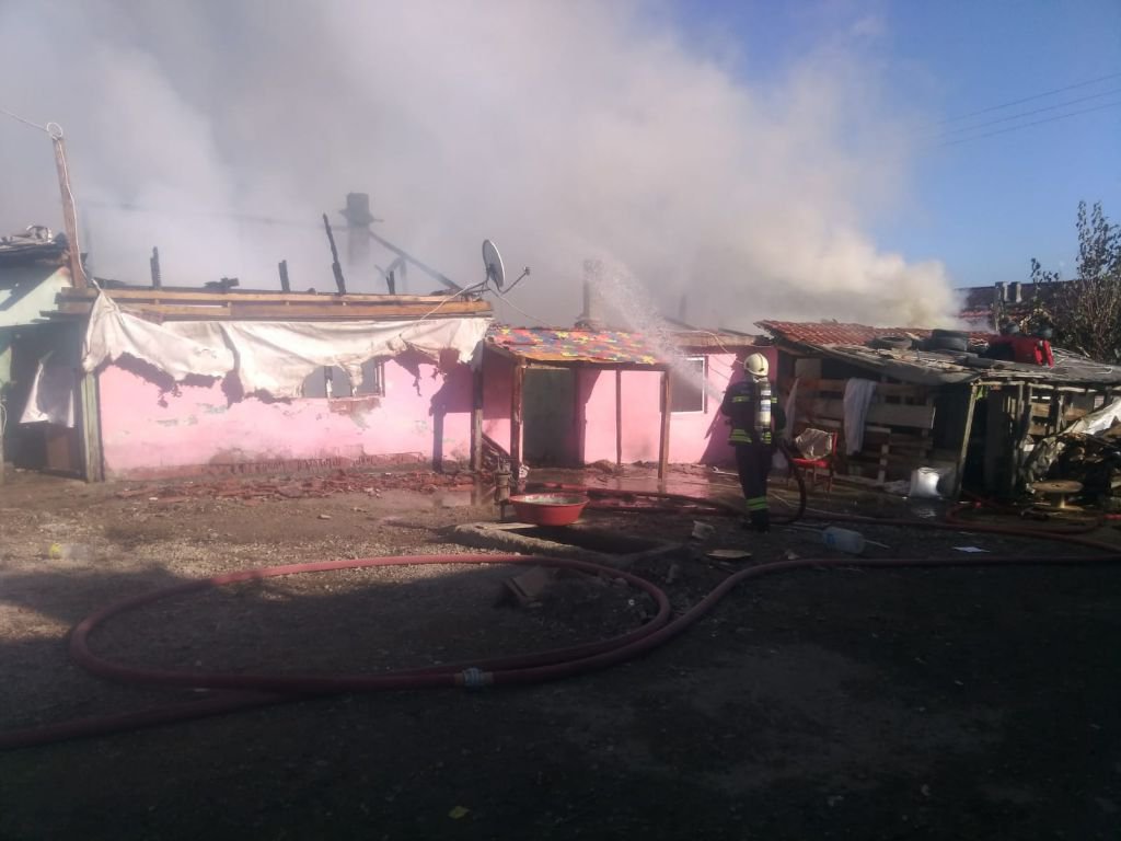 ROMANLARIN EVİ ALEV ALEV YANDI