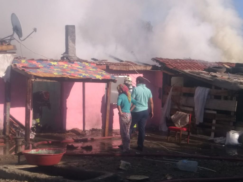 ROMANLARIN EVİ ALEV ALEV YANDI