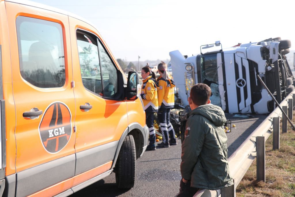 SEBZE VE NARENCİYE YÜKLÜ TIR DEVRİLDİ