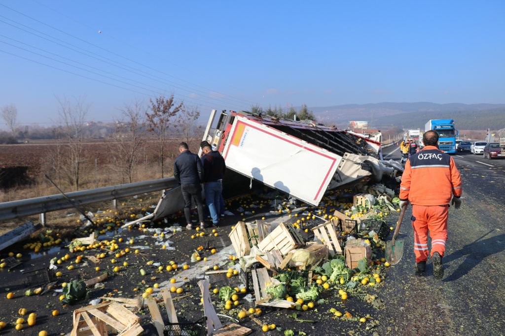 SEBZE VE NARENCİYE YÜKLÜ TIR DEVRİLDİ