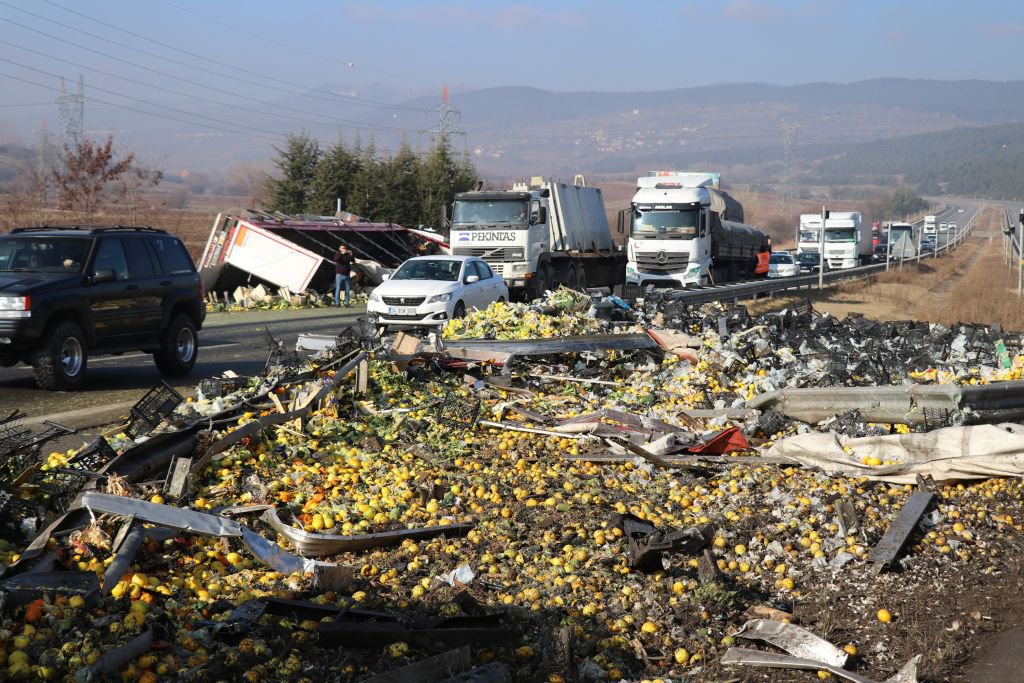 SEBZE VE NARENCİYE YÜKLÜ TIR DEVRİLDİ