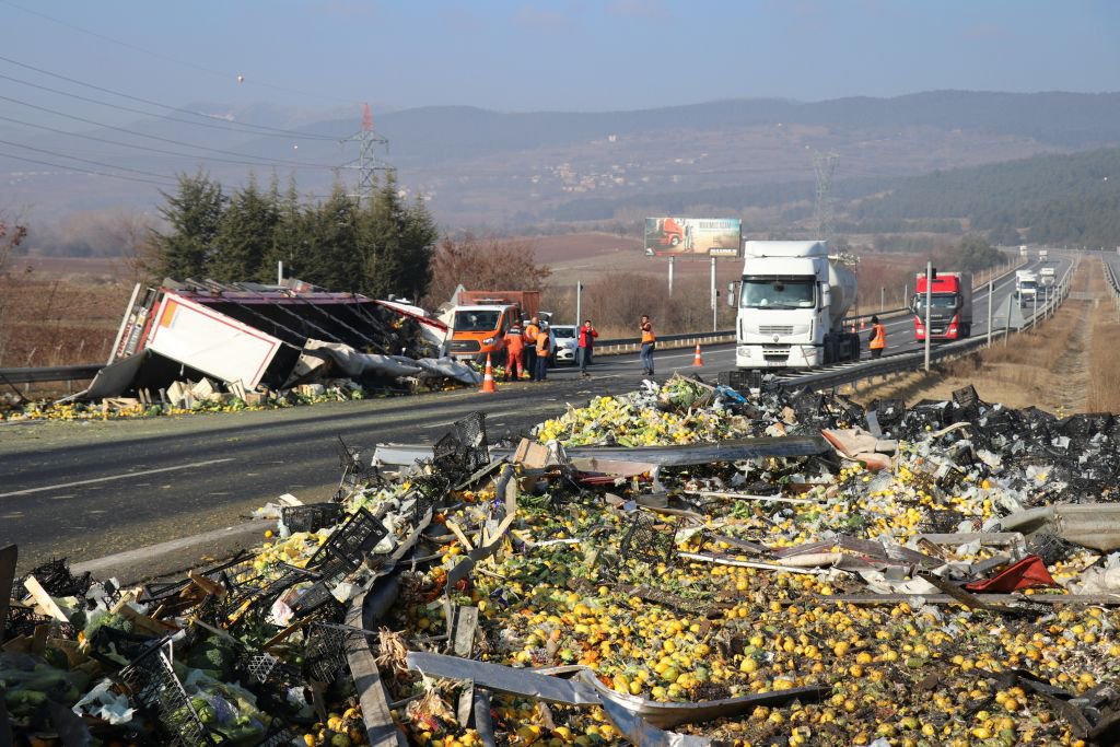 SEBZE VE NARENCİYE YÜKLÜ TIR DEVRİLDİ
