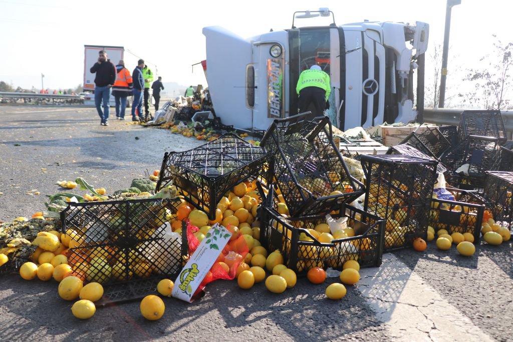 SEBZE VE NARENCİYE YÜKLÜ TIR DEVRİLDİ