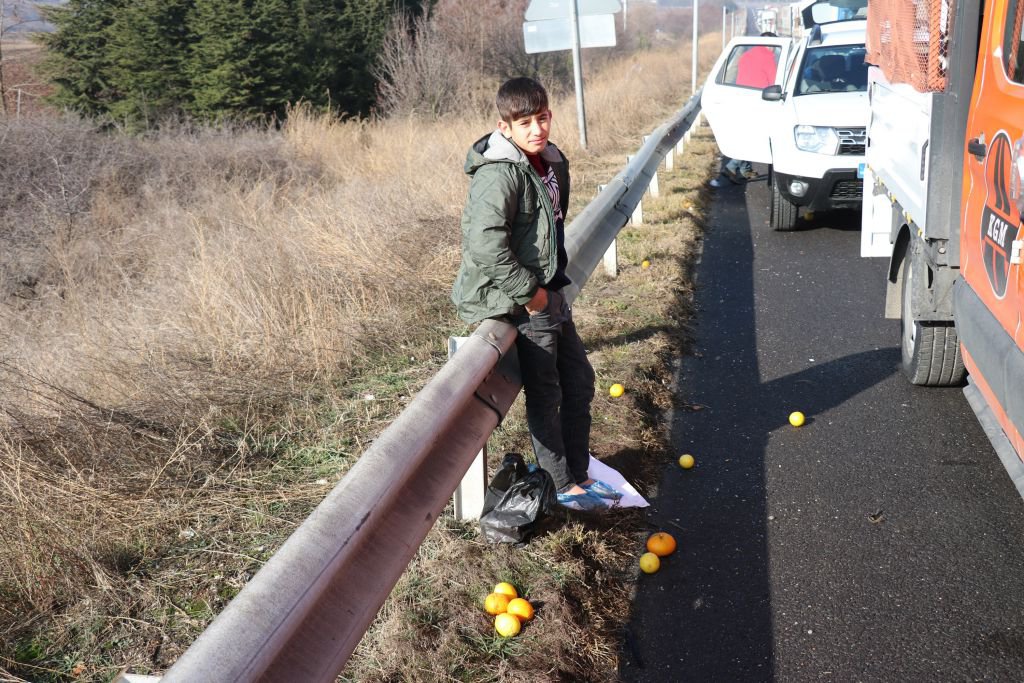 SEBZE VE NARENCİYE YÜKLÜ TIR DEVRİLDİ