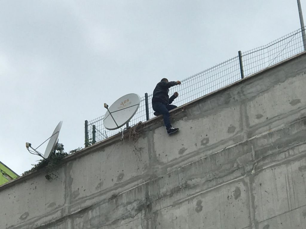 OTOPARKIN ÇATISINDA İNTİHAR GİRİŞİMİ