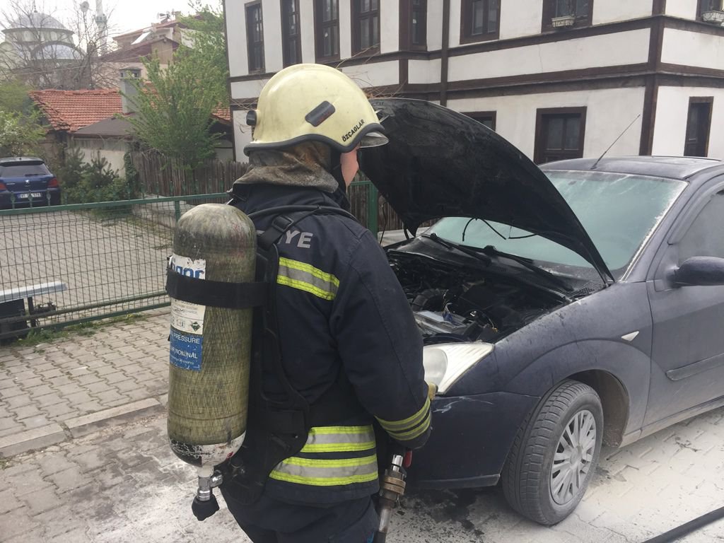 SEYİR HALİNDEKİ OTOMOBİL ALEV ALDI