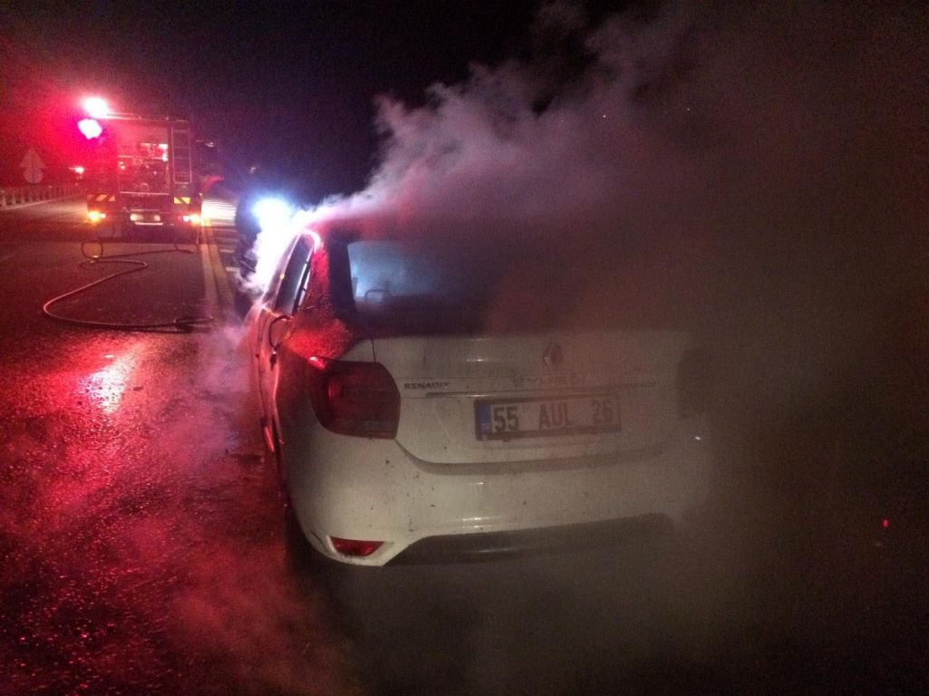 SEYİR HALİNDEKİ OTOMOBİL CAYIR CAYIR YANDI