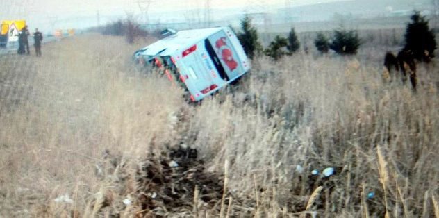 SPORCULARI TAŞIYAN MİDİBÜS DEVRİLDİ: 1 ÖLÜ 17 YARALI