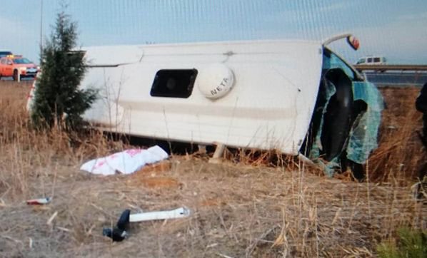 SPORCULARI TAŞIYAN MİDİBÜS DEVRİLDİ: 1 ÖLÜ 17 YARALI