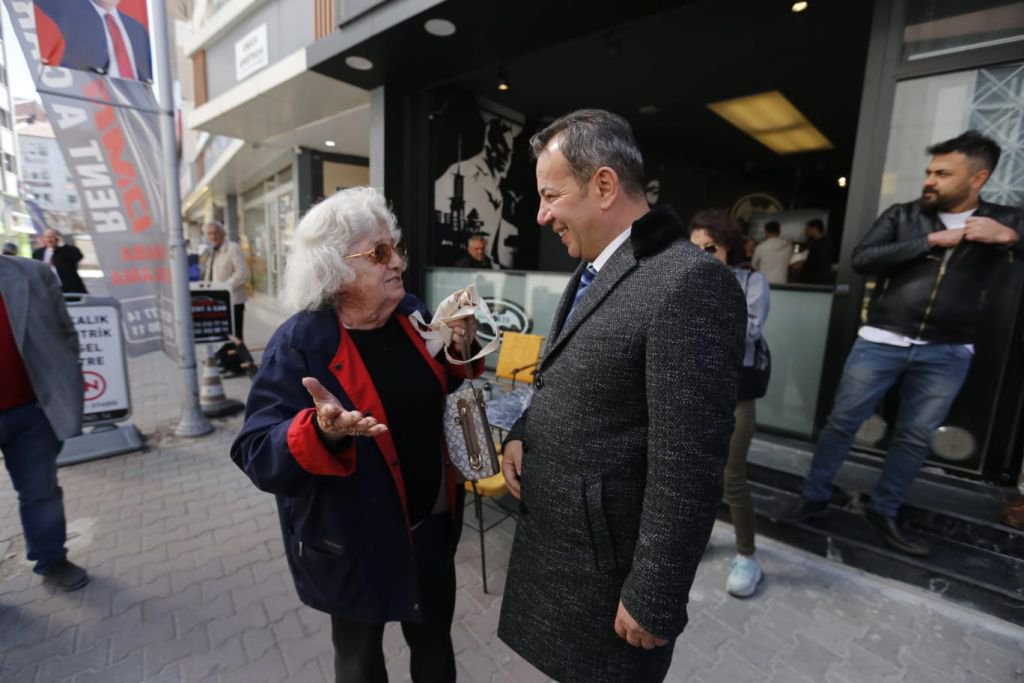 TANJU ÖZCAN ESNAFTAN BÜYÜK İLGİ GÖRDÜ