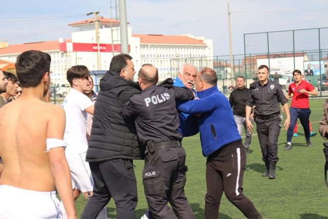 TEKME VE YUMRUKLAR HAVADA UÇUŞTU