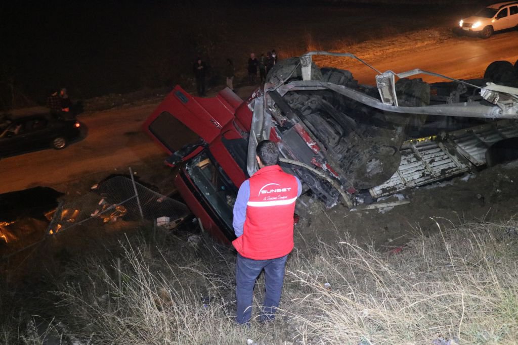 TIR ŞARAMPOLE YUVARLANDI