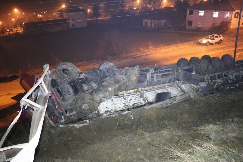 TIR ŞARAMPOLE YUVARLANDI