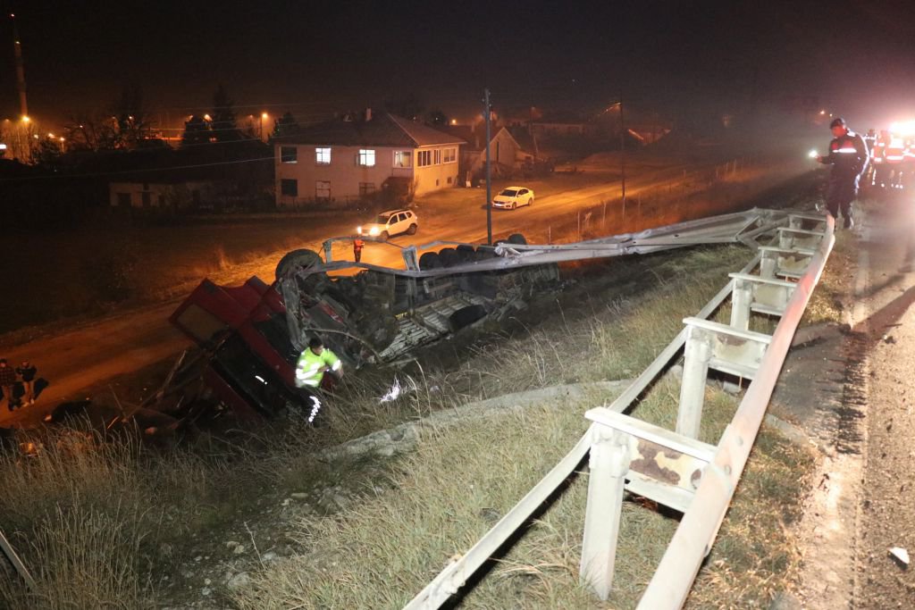 TIR ŞARAMPOLE YUVARLANDI