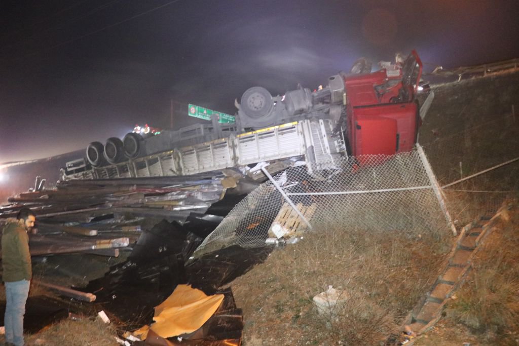 TIR ŞARAMPOLE YUVARLANDI