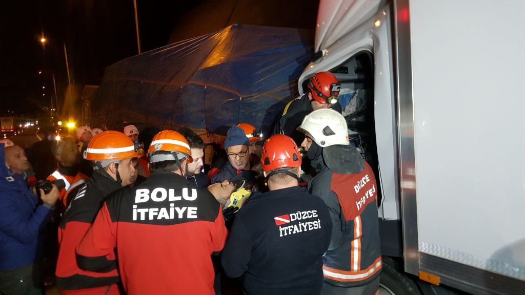 TIRA ÇARPTI ARAÇTA SIKIŞTI