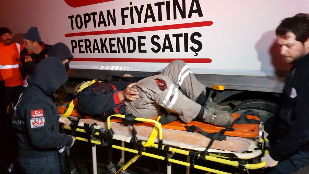 TIRA ÇARPTI ARAÇTA SIKIŞTI