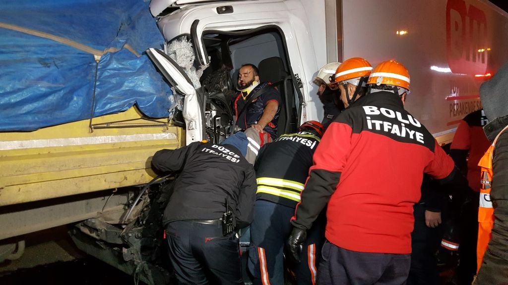 TIRA ÇARPTI ARAÇTA SIKIŞTI