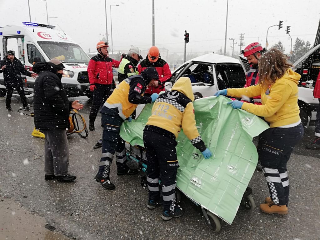TRAFİK IŞIĞINI GÖRMEDİ, HIZLA ÇARPTI