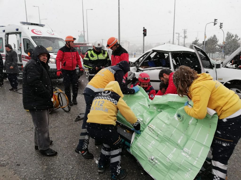 TRAFİK IŞIĞINI GÖRMEDİ, HIZLA ÇARPTI