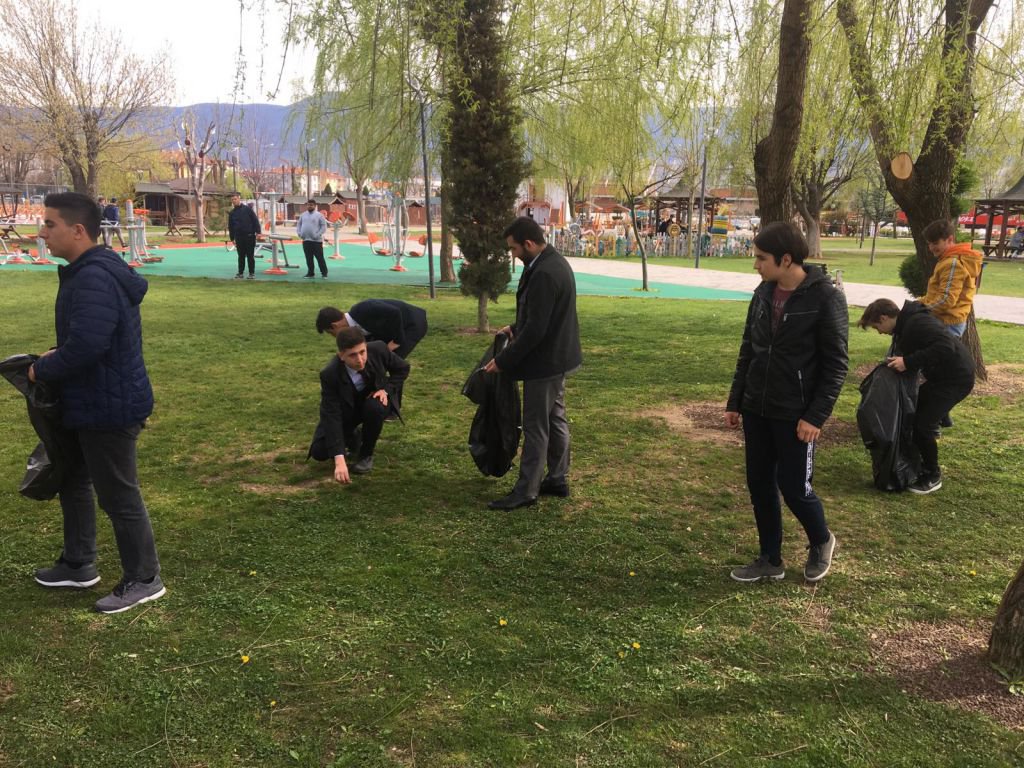ÜLKÜCÜLER ÇEVRE TEMİZLİĞİ YAPTI