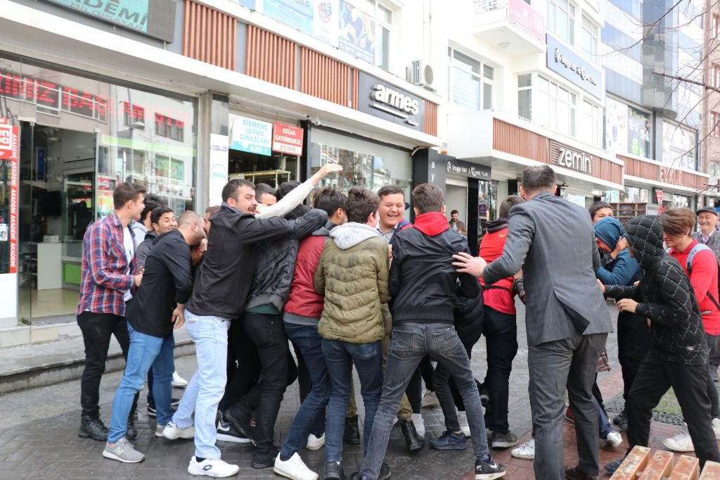 ÜLKÜCÜLERDEN SIRA DIŞI KUTLAMA