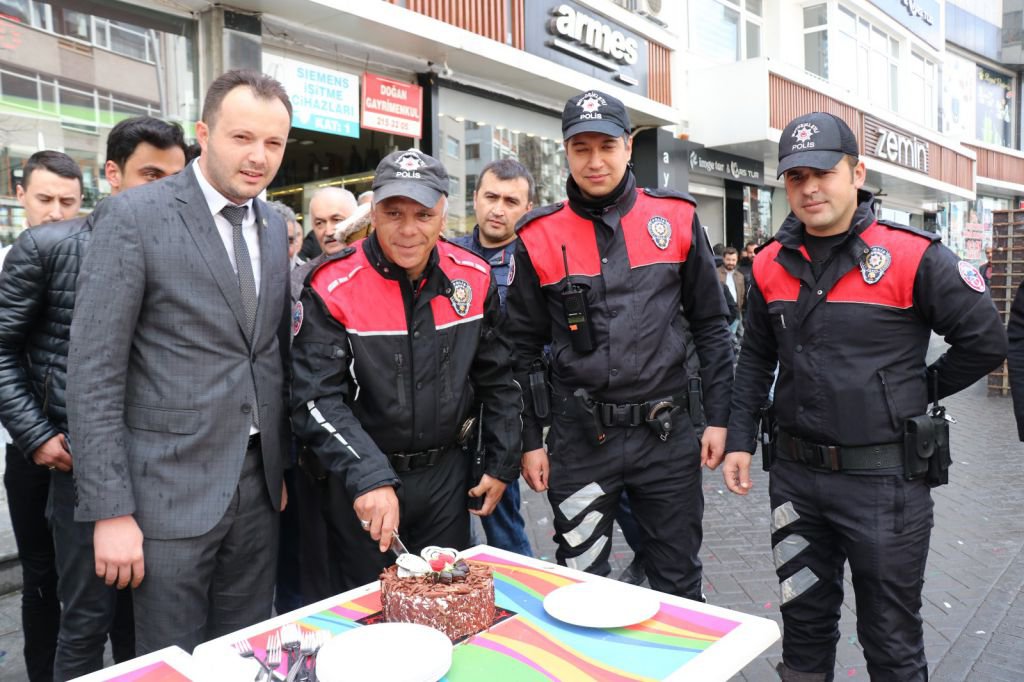 ÜLKÜCÜLERDEN SIRA DIŞI KUTLAMA