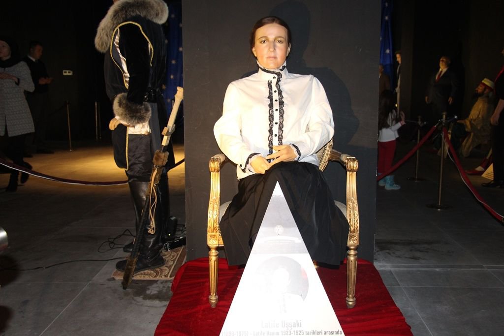 ÜNLÜLERİN BALMUMLARI BOLU'DA...