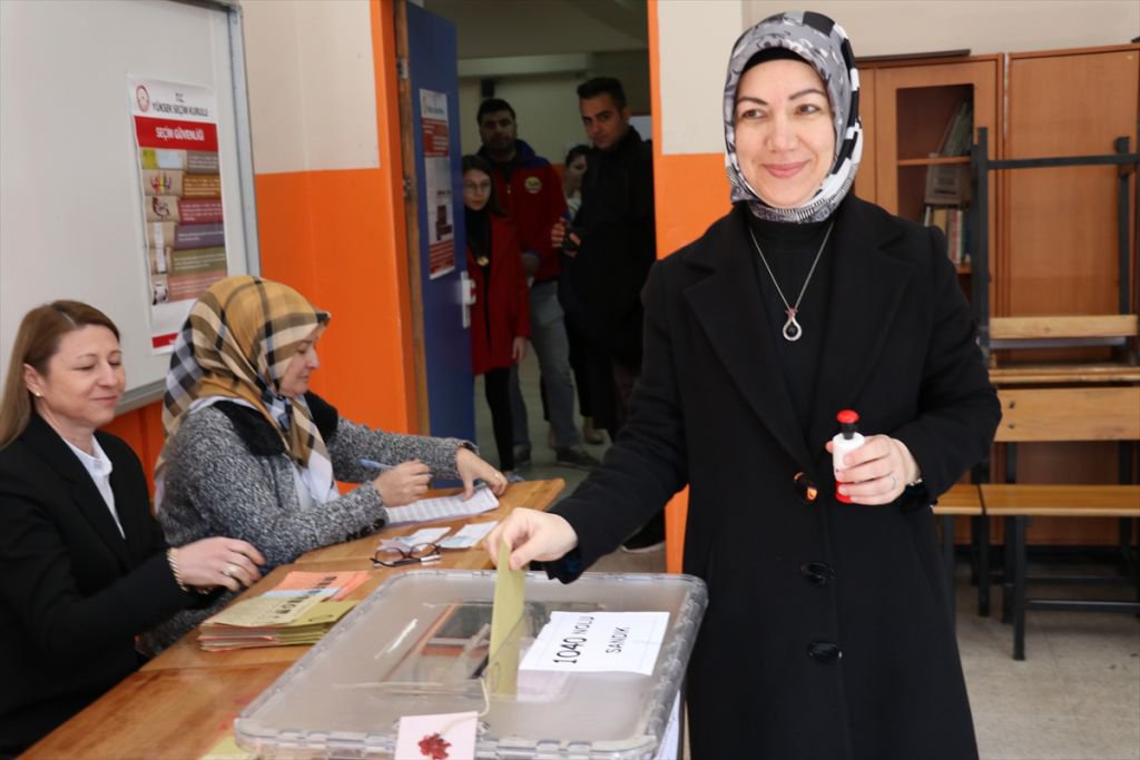 VALİ AHMET ÜMİT OYUNU KULLANDI