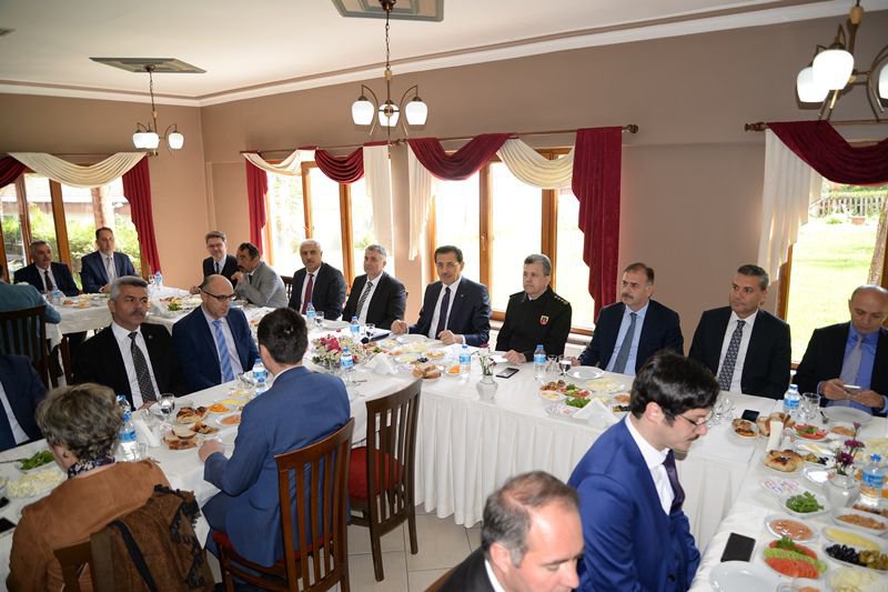 VALİ ÜMİT MÜDÜRLERLE BİR ARAYA GELDİ