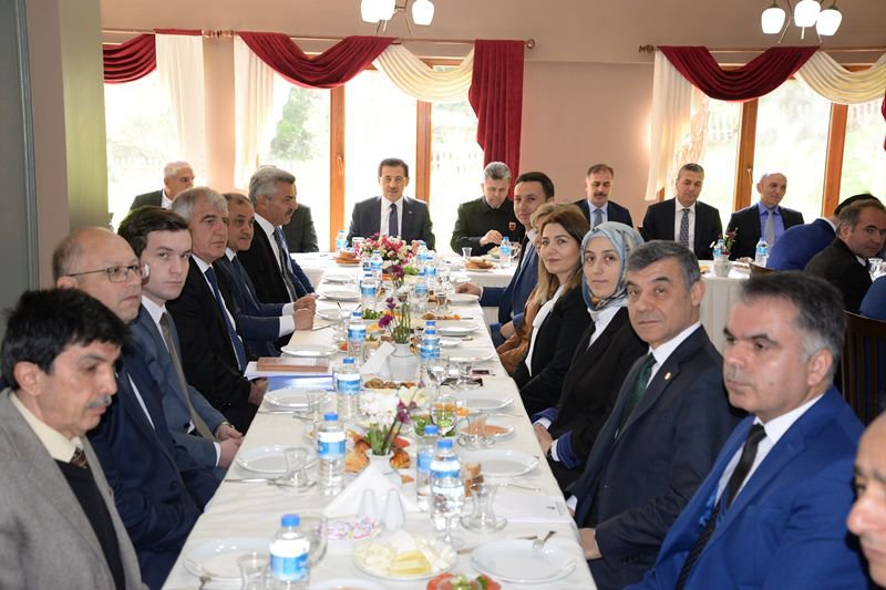 VALİ ÜMİT MÜDÜRLERLE BİR ARAYA GELDİ