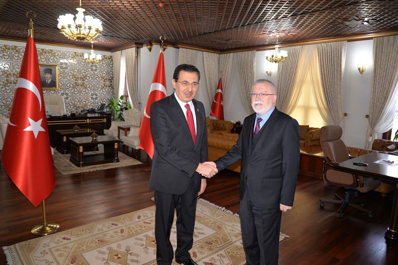 VALİ ÜMİT, TEBRİKLERİ KABUL ETTİ