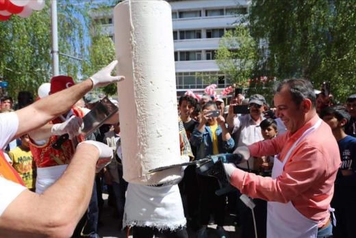 VİNCE ASTIĞI DONDURMAYI VATANDAŞA İKRAM ETTİ