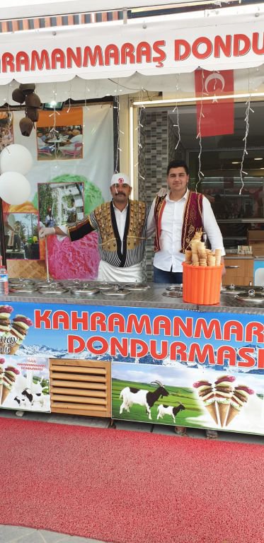 VİNCE ASTIĞI DONDURMAYI VATANDAŞA İKRAM ETTİ