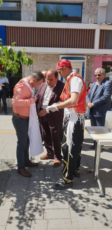 VİNCE ASTIĞI DONDURMAYI VATANDAŞA İKRAM ETTİ