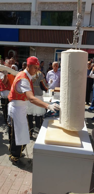 VİNCE ASTIĞI DONDURMAYI VATANDAŞA İKRAM ETTİ