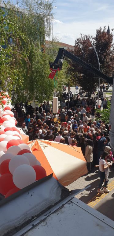 VİNCE ASTIĞI DONDURMAYI VATANDAŞA İKRAM ETTİ