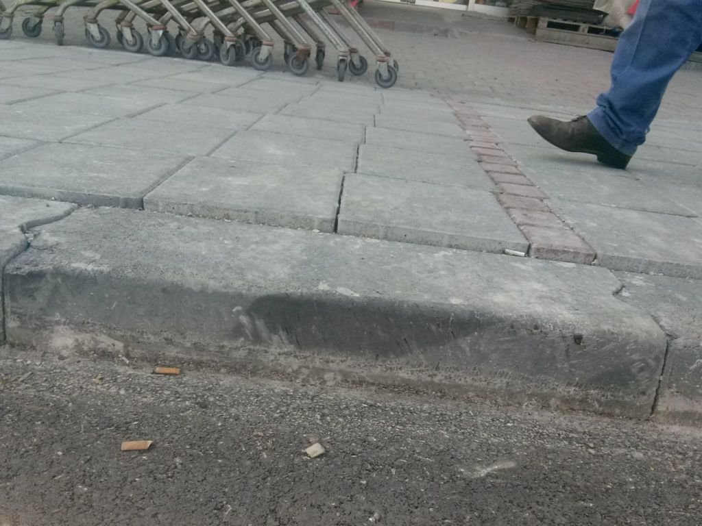 YENİ YOL VE KALDIRIMA İSYAN ETTİ !