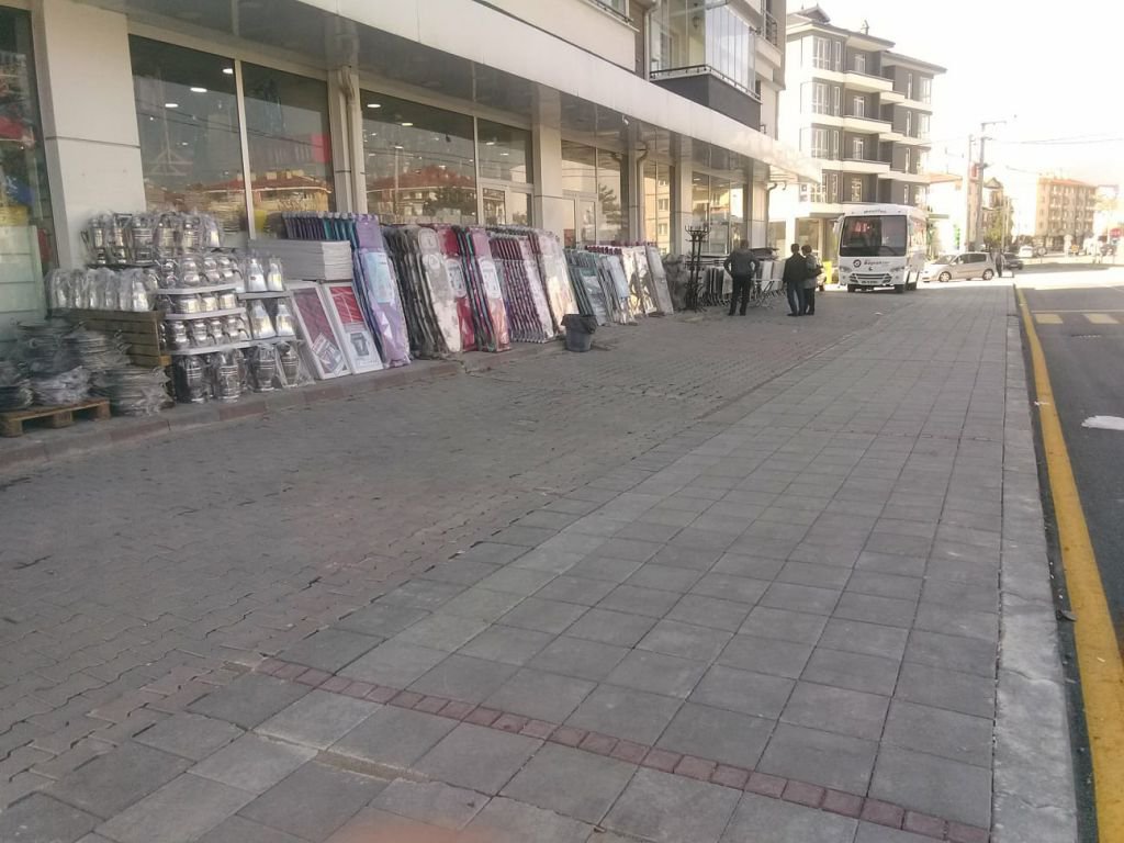 YENİ YOL VE KALDIRIMA İSYAN ETTİ !