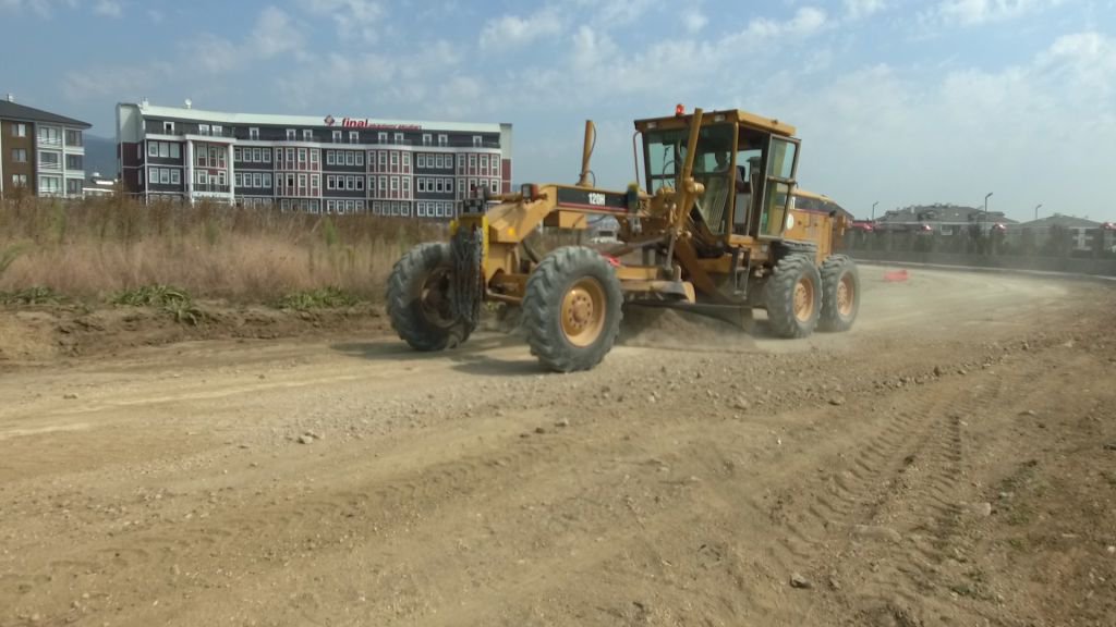 YENİ YOLLAR YAPILIYOR..