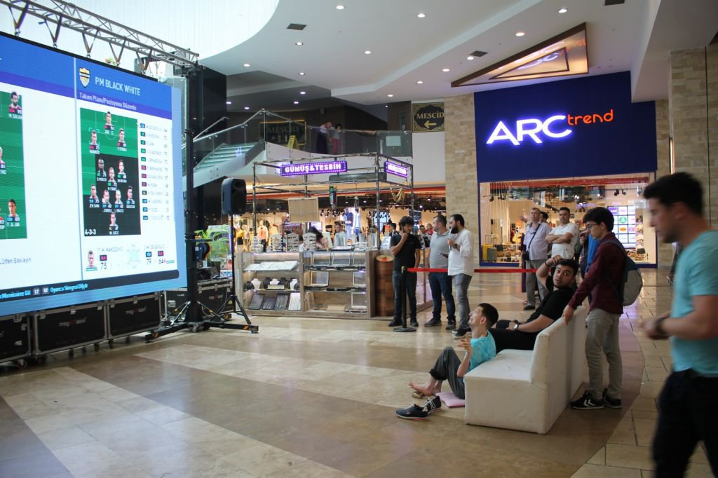 YETENEĞİYLE YARIŞMAYA DAMGA VURDU