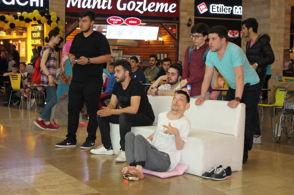 YETENEĞİYLE YARIŞMAYA DAMGA VURDU