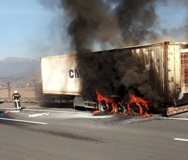 YOL ORTASINDA ALEV ALEV YANDI