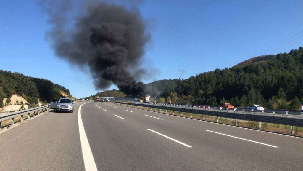 YOL ORTASINDA CAYIR CAYIR YANDI !