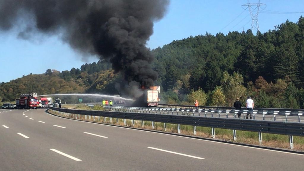 YOL ORTASINDA CAYIR CAYIR YANDI !